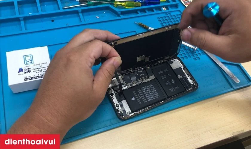 Quy tr&igrave;nh thay camera sau chuy&ecirc;n nghiệp, cẩn thận