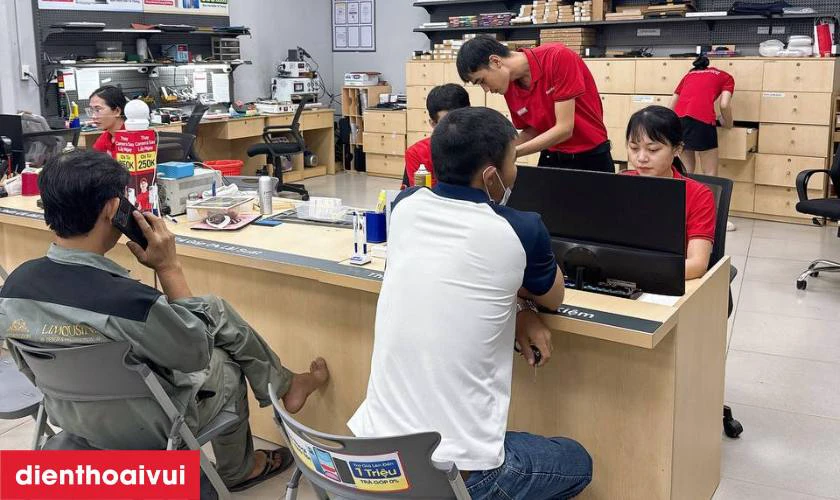 Kh&aacute;ch h&agrave;ng tự kiểm tra lại điện thoại