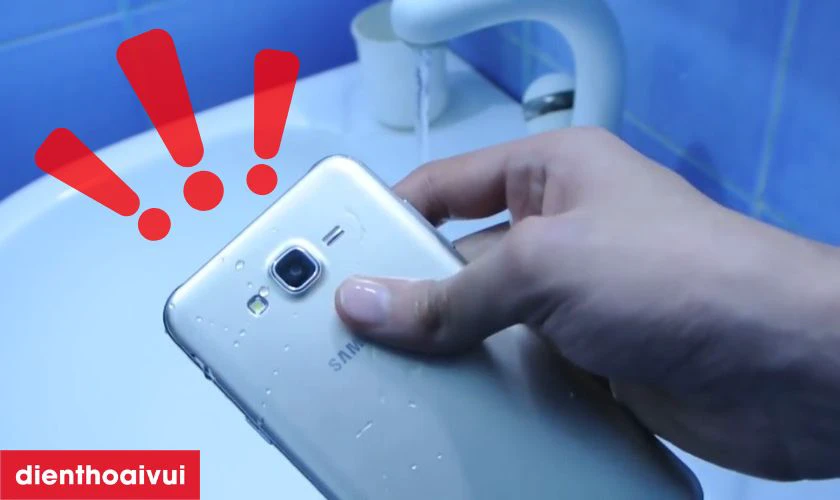 Nguy&ecirc;n nh&acirc;n camera sau của Samsung Galaxy J5 Prime bị lỗi