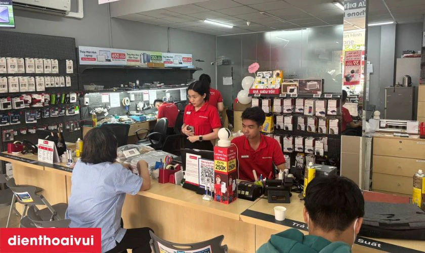 Thiết bị được b&agrave;n giao lại cho kh&aacute;ch kiểm tra lần cuối