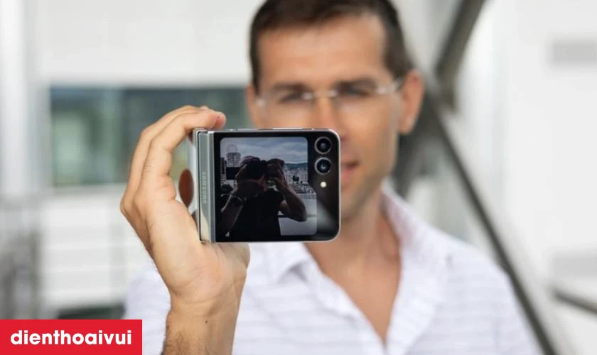 Khi n&agrave;o bạn cần thay camera sau Samsung Galaxy Z Flip