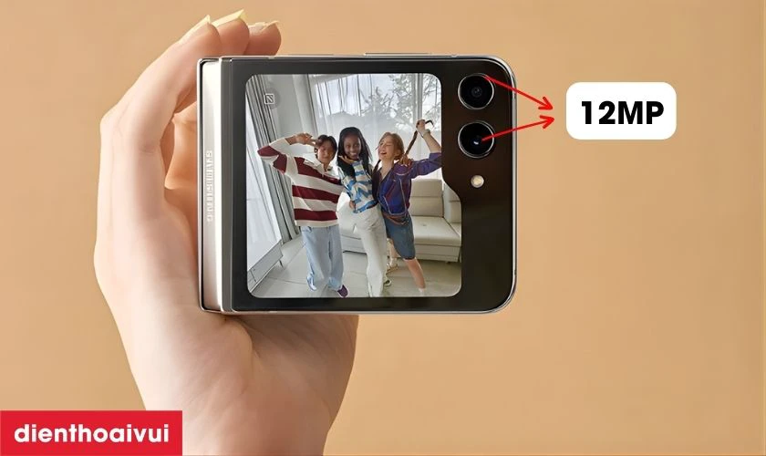 Camera sau Galaxy Z Flip 5 giữ nguyên phần cứng 12MP