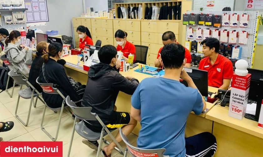 Sau khi thay, kỹ thuật vi&ecirc;n sẽ kiểm tra lại c&aacute;c t&iacute;nh năng của camera
