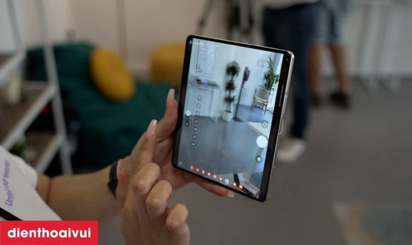 Trường hợp n&agrave;o cần thay camera sau Galaxy Z Fold 2?