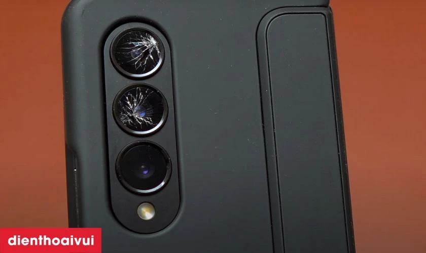 Nguyên nhân khiến camera Samsung Galaxy Z Fold 4 bị hư, lỗi hoặc mờ
