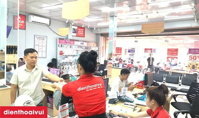 Khách hàng sẽ được nhận lại điện thoại và kiểm tra trực tiếp