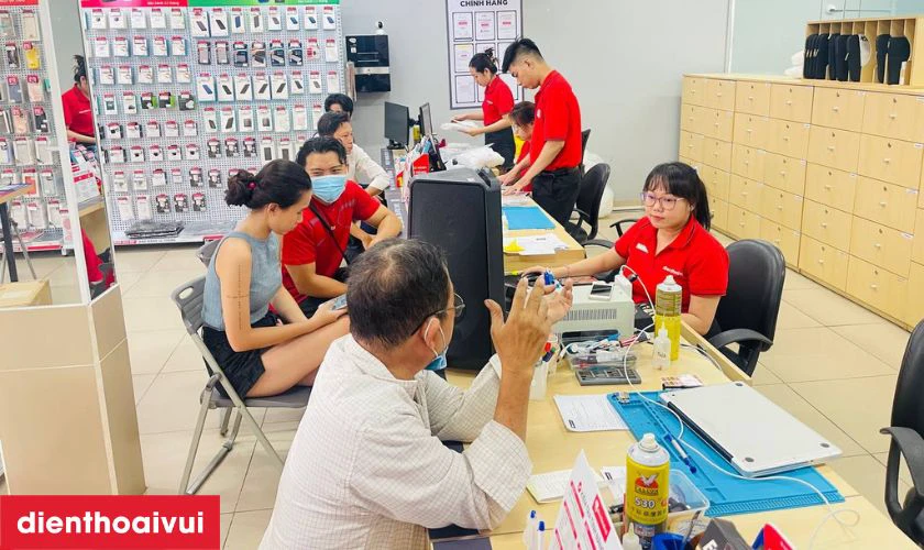 Nh&acirc;n vi&ecirc;n sẽ giao m&aacute;y tận tay bạn, hỗ trợ kiểm tra lại m&aacute;y