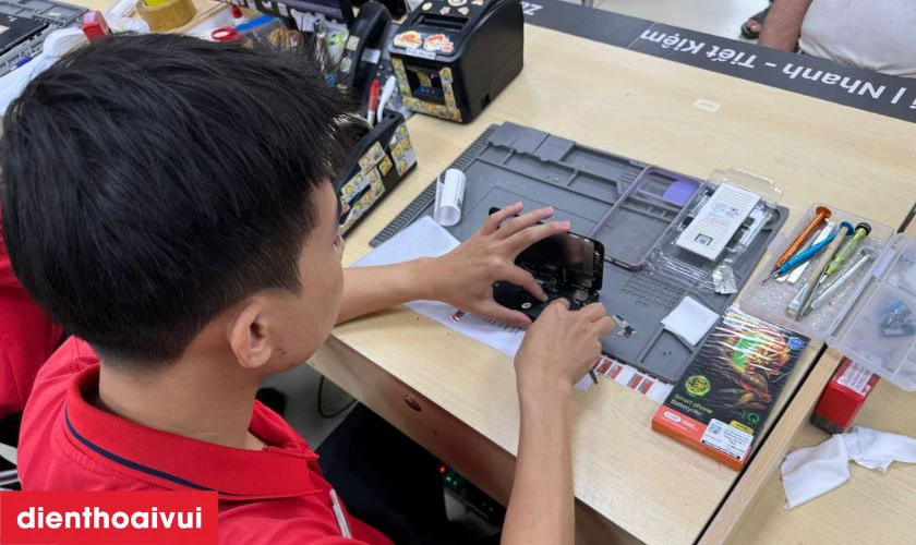 Quy tr&igrave;nh thay camera sau Xiaomi Redmi Note 11 chuy&ecirc;n nghiệp lấy liền tại Điện Thoại Vui
