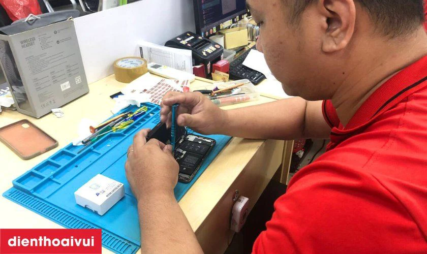 Tiến h&agrave;nh thay thế linh kiện chất lượng