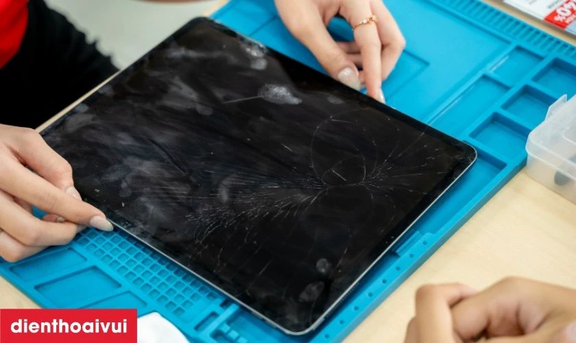 Kỹ thuật viên tiến hành kiểm tra kỹ lưỡng và thay linh kiện