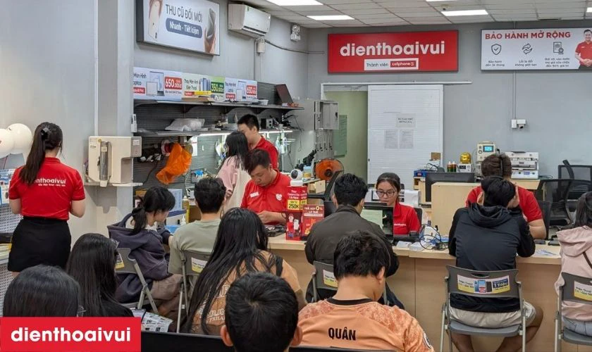 Thay camera trước GENA cho iPhone 11 ch&iacute;nh h&atilde;ng, lấy liền tại cửa h&agrave;ng Điện Thoại Vui