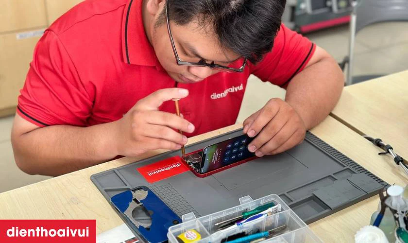 N&ecirc;n thay camera trước GENA cho iPhone 12 gi&aacute; rẻ tại TPHCM v&agrave; H&agrave; Nội?
