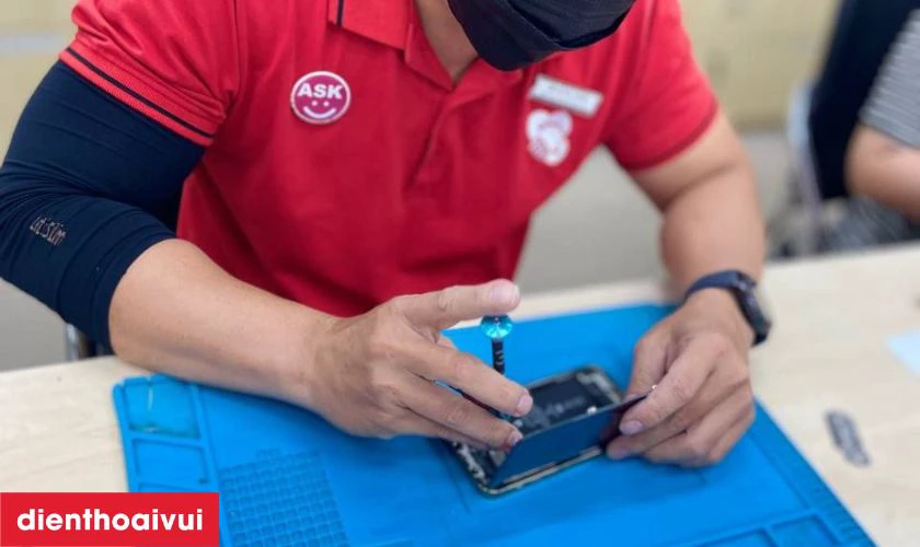 Kh&aacute;ch h&agrave;ng nhận m&aacute;y, kiểm tra lại chức năng camera trước dưới sự hỗ trợ của nh&acirc;n vi&ecirc;n