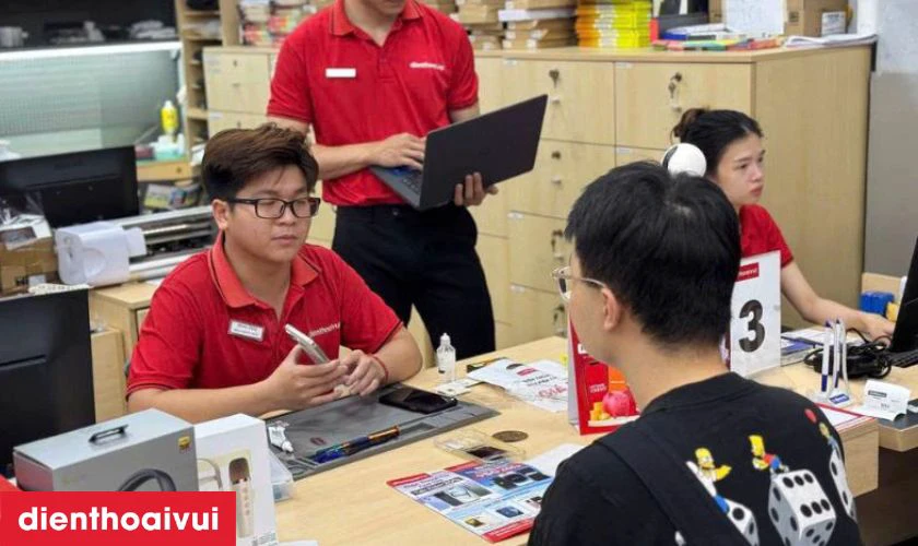 B&agrave;n giao v&agrave; hướng dẫn sử dụng iPhone 16 Pro