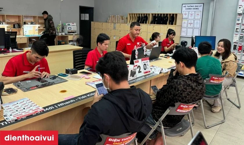 Dịch vụ thay camera trước iPhone 17 Pro Max lấy liền, an t&acirc;m tại Điện Thoại Vui