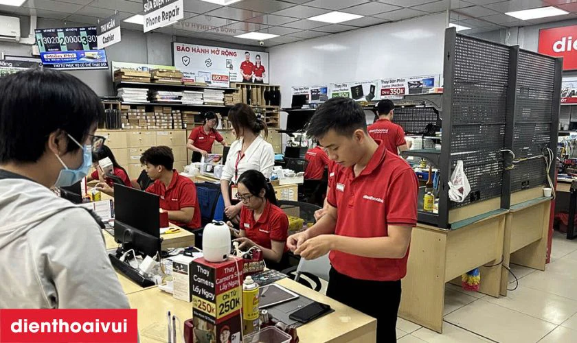 Nhân viên tiếp nhận thiết bị và ghi nhận tình trạng lỗi