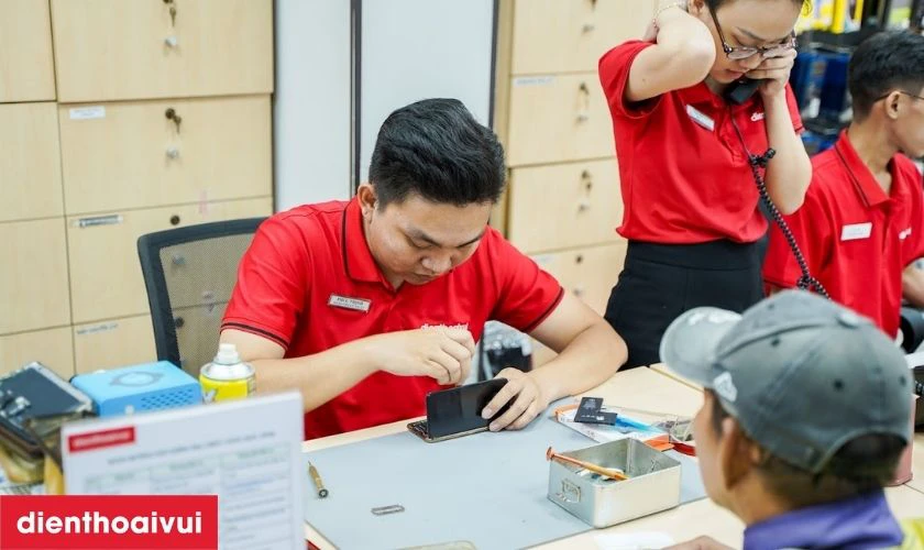 Kỹ thuật viên tay nghề cao, thao tác nhanh, chính xác