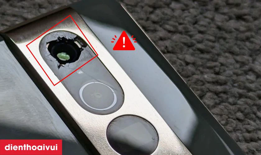 Camera trước bị trầy, vỡ k&iacute;nh