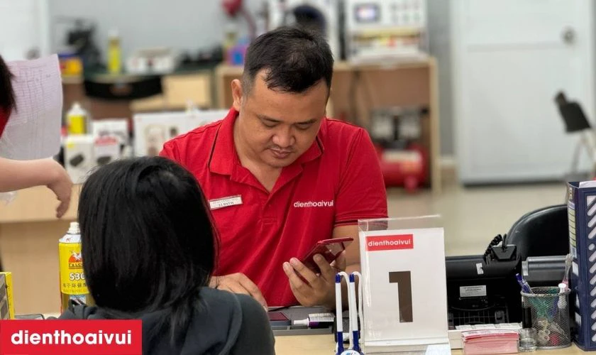Nh&acirc;n vi&ecirc;n tiếp nhận t&igrave;nh trạng lỗi camera