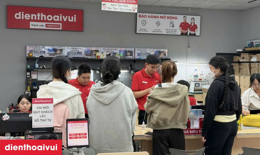 Thay c&aacute;p nguồn Apple Watch Series 2 uy t&iacute;n tại Điện Thoại Vui
