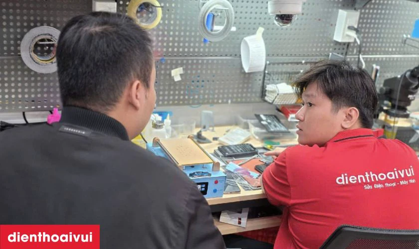 Quy tr&igrave;nh thay c&aacute;p nguồn Apple Watch Series 5 tại Điện Thoại Vui