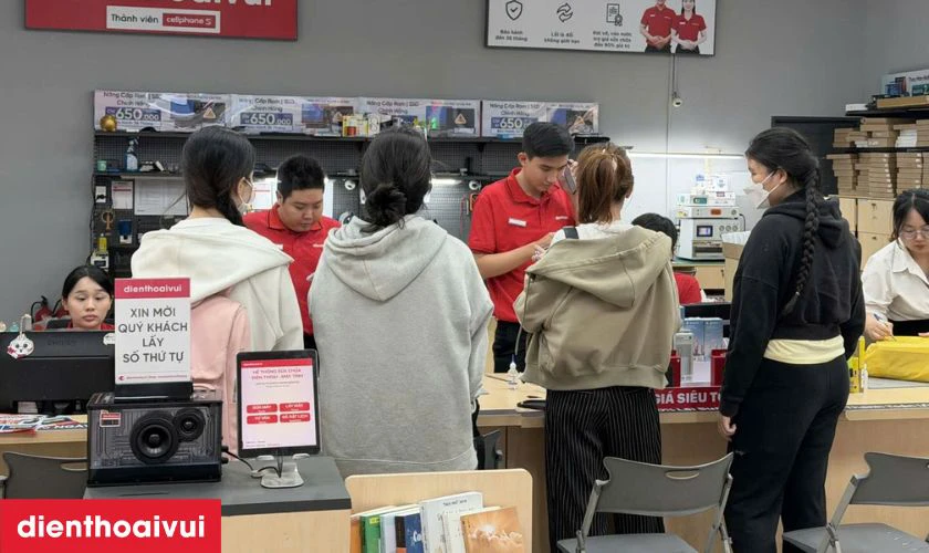 Nh&acirc;n vi&ecirc;n b&agrave;n giao Apple Watch Series 5 cho kh&aacute;ch kiểm tra lại t&igrave;nh trạng