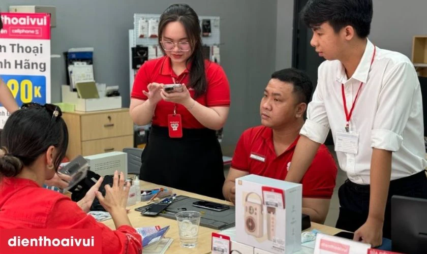Thời gian thay nhanh, khách có thể chờ và nhận máy trong ngày