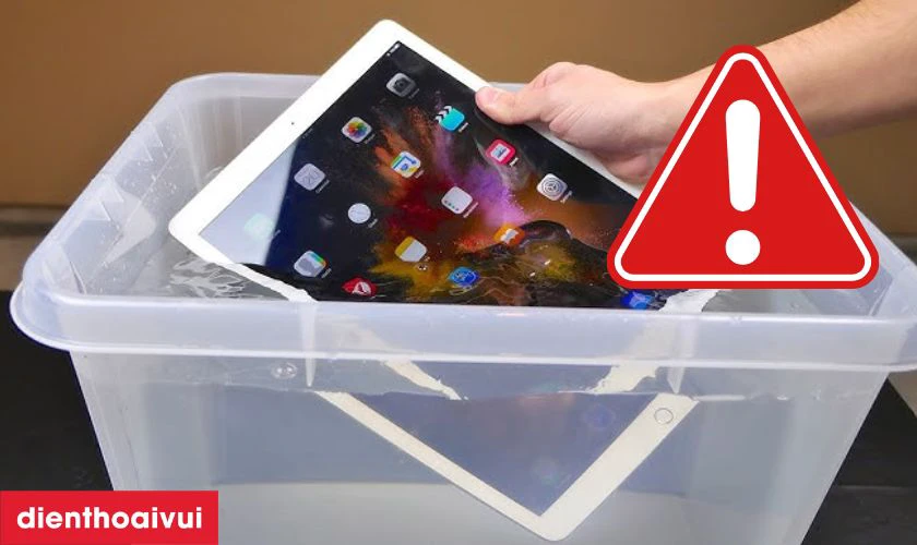 Nh&uacute;ng v&agrave;o nước l&agrave;m c&aacute;p nguồn iPad Air bị hỏng