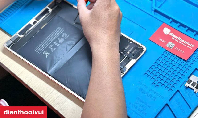 Quy tr&igrave;nh thay c&aacute;p nguồn iPad Air tại Điện Thoại Vui