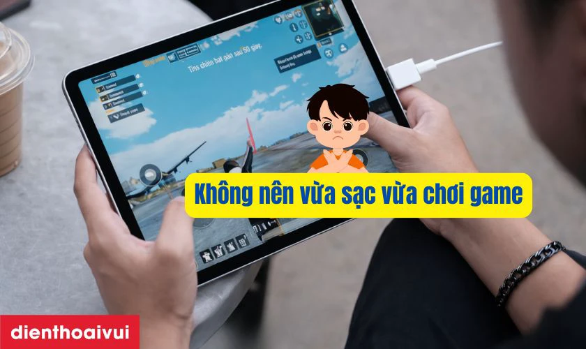 Không nên vừa sạc vừa chơi game