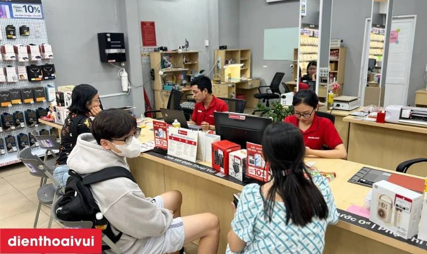 Đội ngũ kỹ thuật vi&ecirc;n tại Điện Thoại Vui được đ&agrave;o tạo b&agrave;i bản