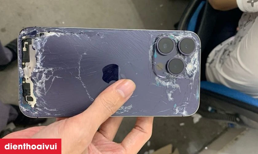 Rơi vỡ, va đập mạnh l&agrave;m hư hỏng c&aacute;p nguồn iPhone 14 Pro Max
