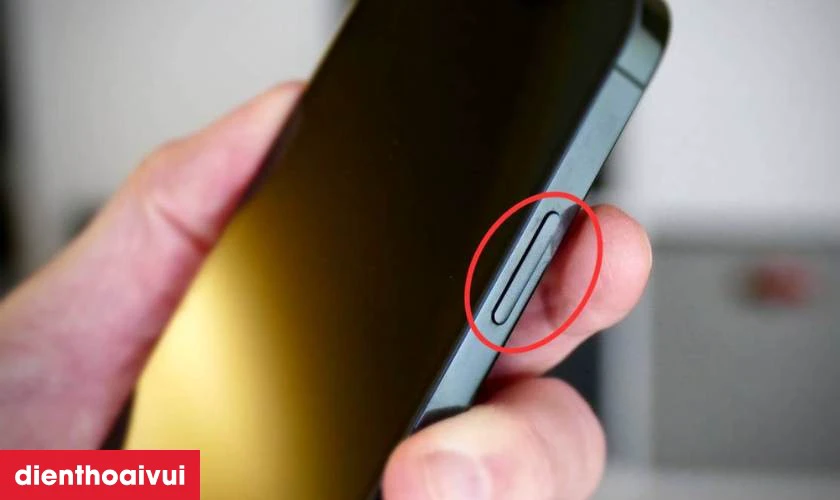 Dấu hiệu iPhone 15 Plus bị hỏng c&aacute;p nguồn