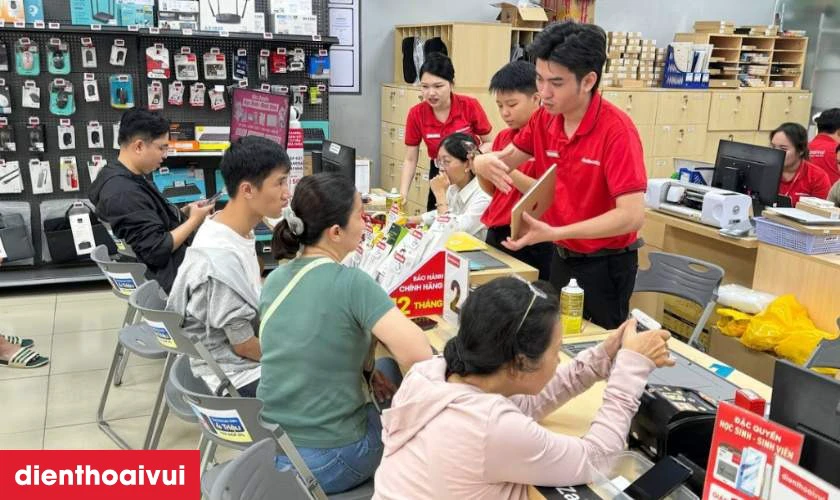 Quy tr&igrave;nh thay c&aacute;p nguồn iPhone 15 Plus ch&iacute;nh h&atilde;ng GENA tại Điện Thoại Vui