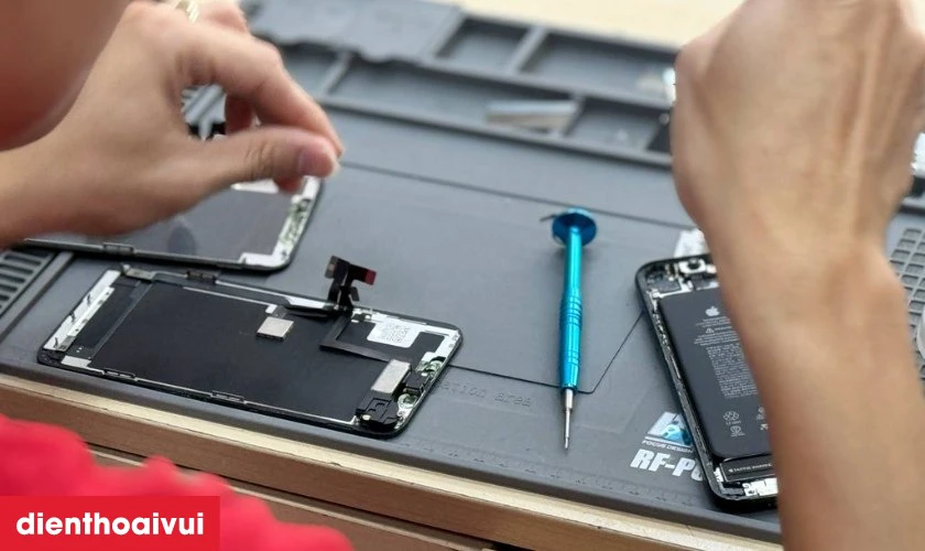 Quy tr&igrave;nh thay c&aacute;p nguồn iPhone 6 ch&iacute;nh h&atilde;ng GENA tại Điện Thoại Vui