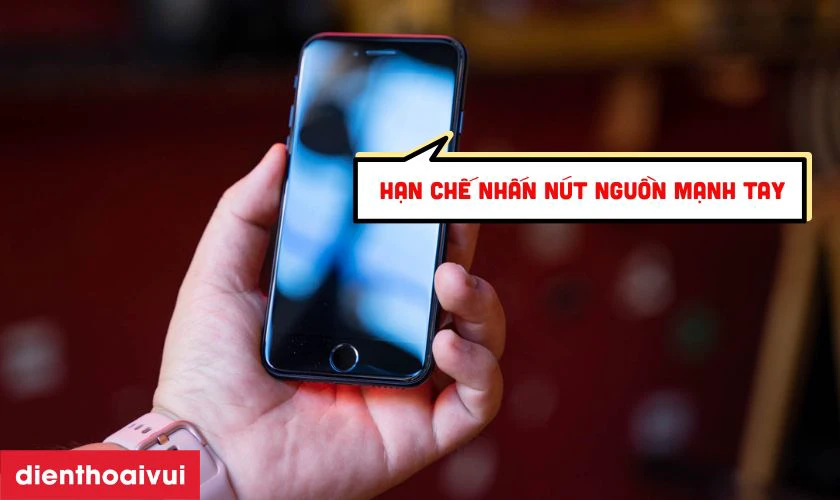 Bấm nút nguồn nhẹ nhàng