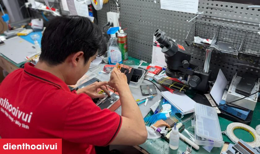 Sau khi thay xong, kỹ thuật viên kiểm tra lại toàn bộ chức năng