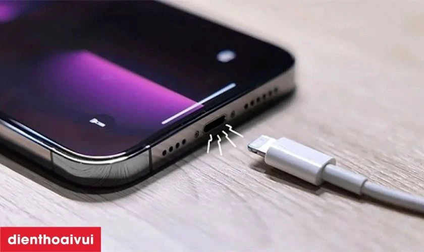 Khi nào cần thay chân sạc iPhone 12?