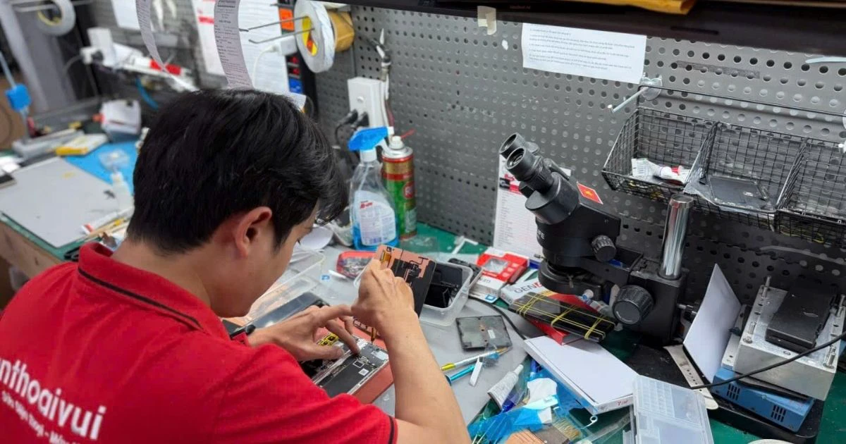 Nhân viên Điện Thoại Vui tiến hành thay thế linh kiện mới cho khách hàng