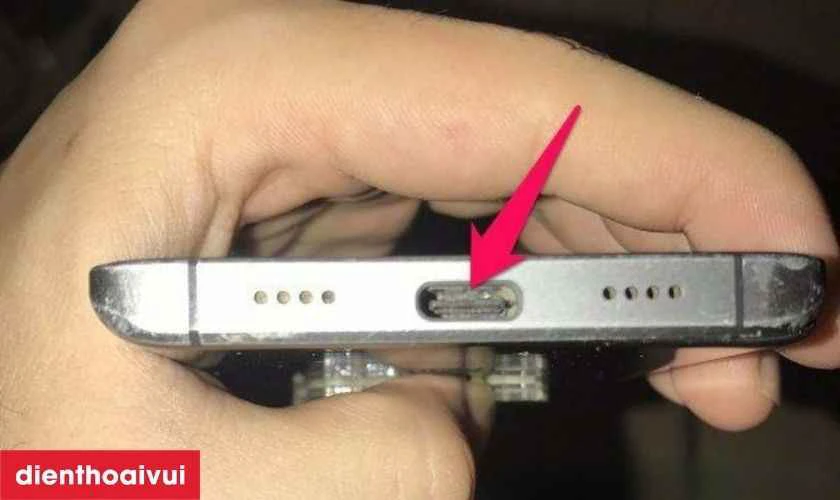 Khi n&agrave;o bạn cần ghay ch&acirc;n sạc iPhone 14 Pro Max ch&iacute;nh h&atilde;ng GENA?