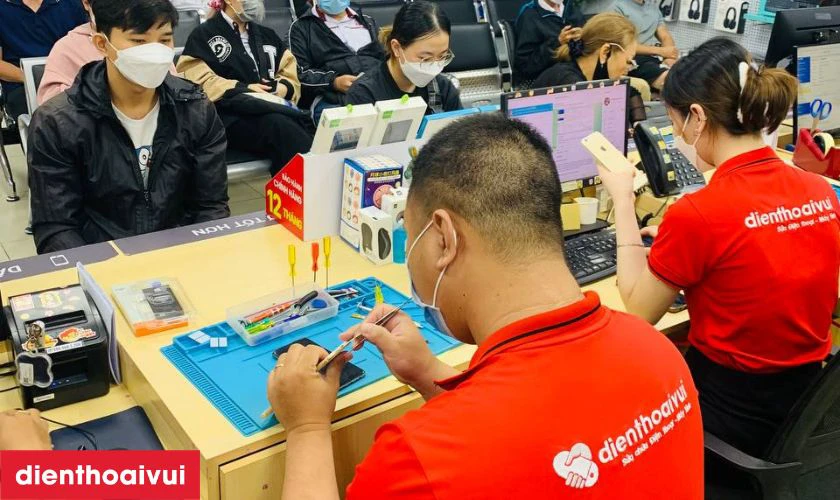 Quy tr&igrave;nh thay ch&acirc;n sạc iPhone 6S Plus minh bạch, c&ocirc;ng khai