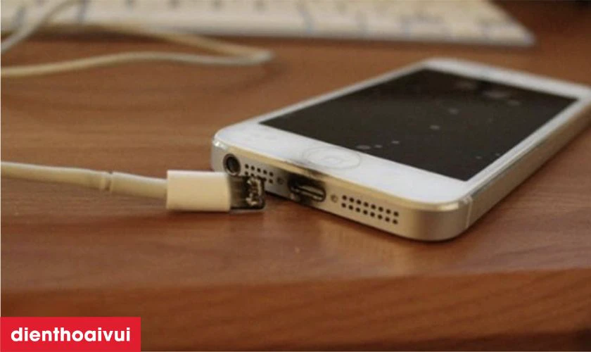 C&aacute;c dấu hiệu nhận biết bạn cần thay ch&acirc;n sạc iPhone