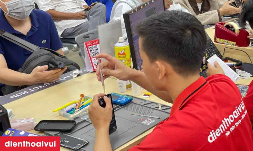 kỹ thuật vi&ecirc;n thay ch&acirc;n sạc iphone xs tại Điện Thoại Vui