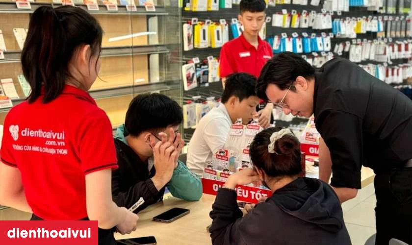 Quy tr&igrave;nh thay c&aacute;p sạc kh&ocirc;ng d&acirc;y NFC iPhone 12 Pro tại Điện Thoại Vui