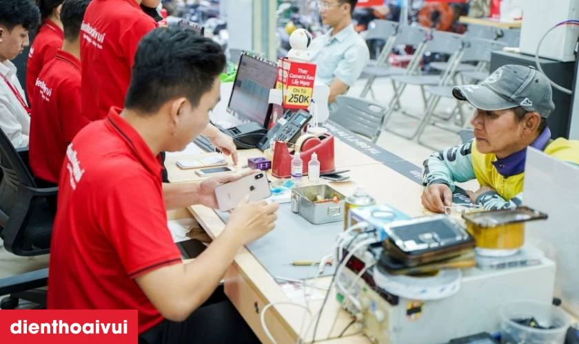 Quy tr&igrave;nh thay c&aacute;p sạc kh&ocirc;ng d&acirc;y NFC iPhone 13 Mini tại Điện Thoại Vui