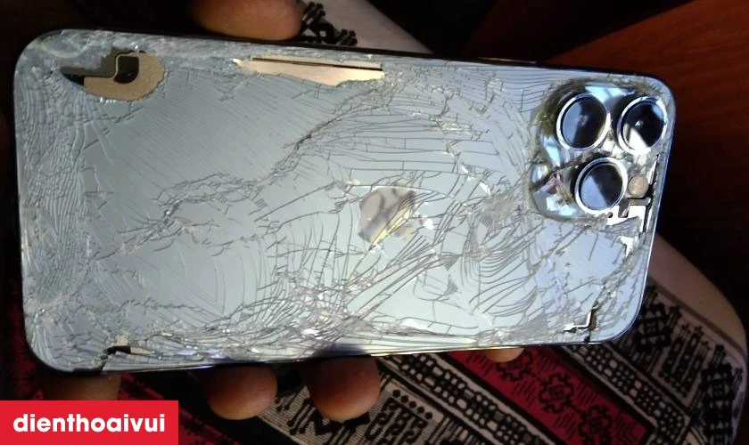 Nguy&ecirc;n nh&acirc;n khiến c&aacute;p sạc kh&ocirc;ng d&acirc;y NFC iPhone 13 Pro bị hư hỏng