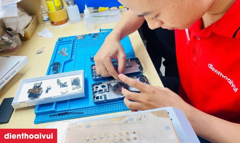 Quy tr&igrave;nh thay c&aacute;p sạc kh&ocirc;ng d&acirc;y NFC iPhone 13 Pro Max tại Điện Thoại Vui