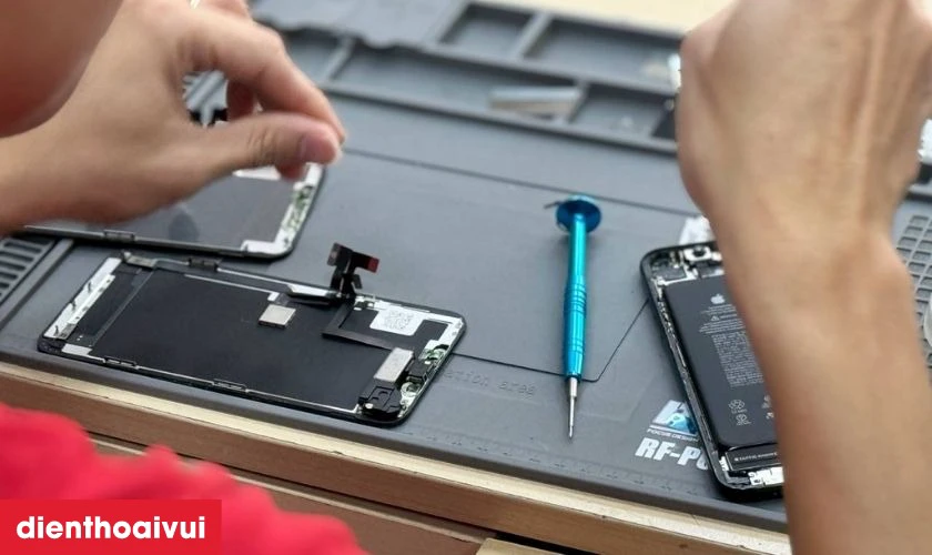 Quy tr&igrave;nh thay c&aacute;p sạc kh&ocirc;ng d&acirc;y NFC iPhone 14 Plus tại Điện Thoại Vui