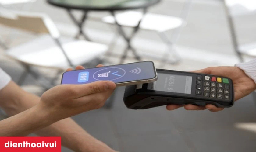 Thay c&aacute;p sạc kh&ocirc;ng d&acirc;y NFC iPhone 15 Pro Max