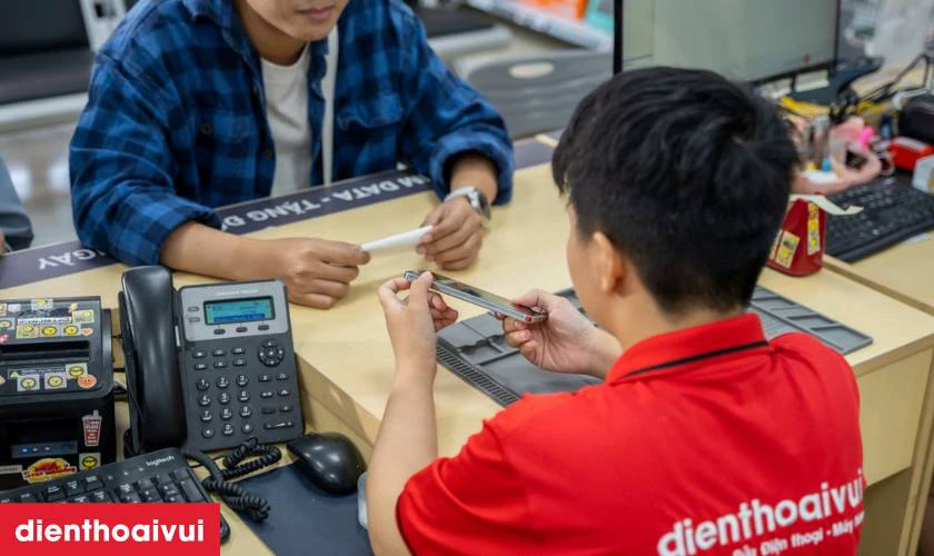 Nh&acirc;n vi&ecirc;n mời kh&aacute;ch kiểm tra lại thiết bị, hướng dẫn c&aacute;ch sử dụng v&agrave; bảo quản
